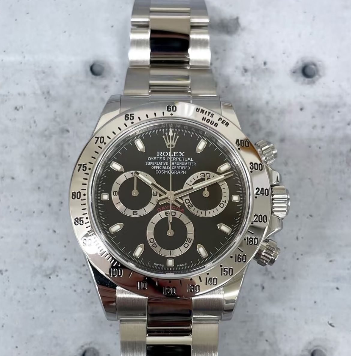 Vibrant watch in glow